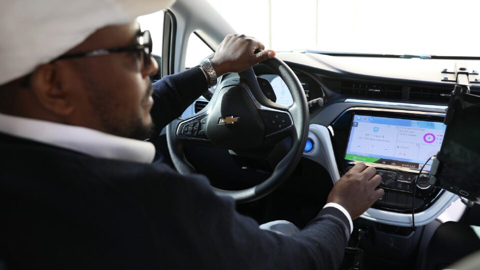 Un hombre al volante de un Chevrolet Bolt EV.