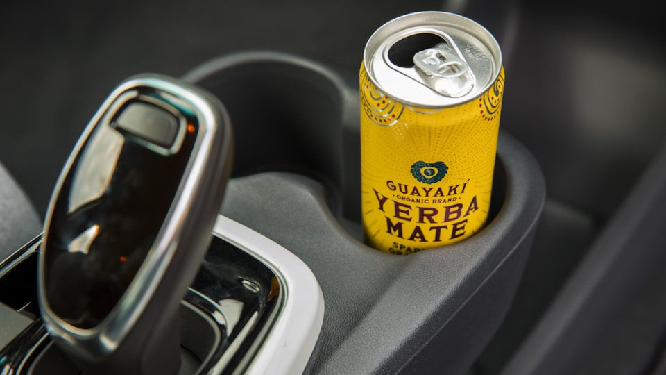 Una lata abierta de la bebida Yerba Mate en el posavasos de un Chevrolet Bolt EV.