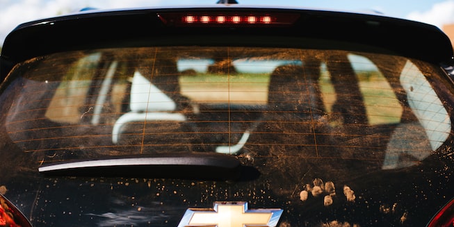La ventana trasera de un Bolt EV negro.