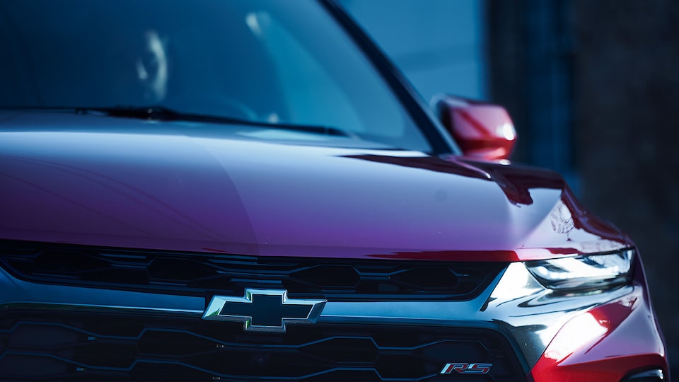 Un primer plano del extremo delantero de un Chevy Blazer en Rojo Cajún.