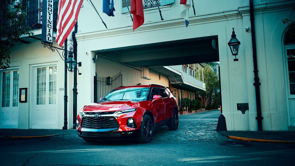 Una Chevy Blazer roja sale del túnel debajo del Hotel Provincial en Nueva Orleans.