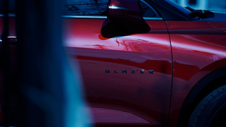 La placa de Blazer en el costado de una Chevy Blazer roja.