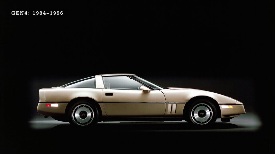 Un Corvette de 4 .ª generación (C4, 1984- 1996) Plateado, visto de lado contra un fondo negro.