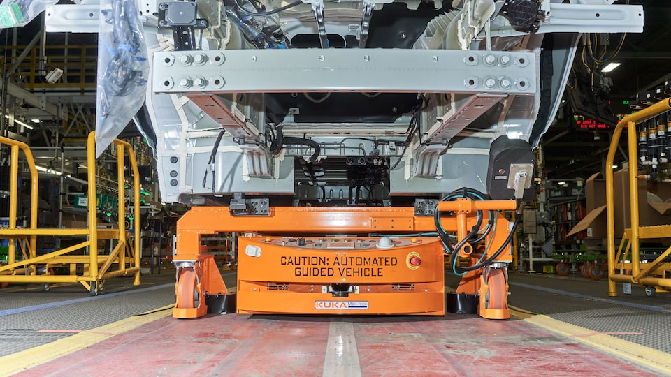 Un vehículo de guiado automatizado dentro de Factory Zero.