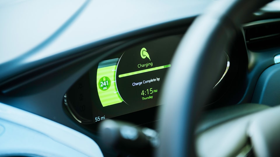Una toma del tablero de un Bolt EV que muestra que se está cargando y el tiempo que falta hasta la carga completa.