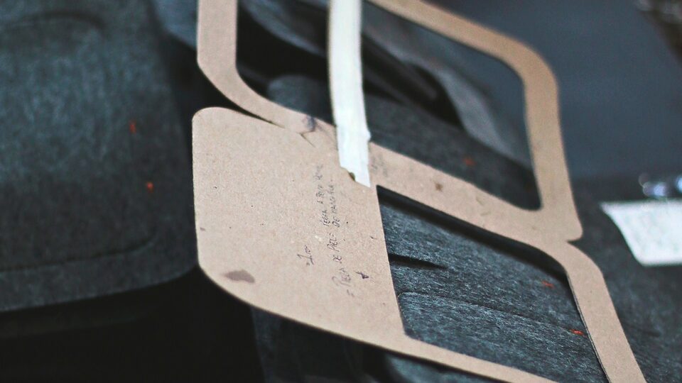 Primer plano de una plantilla de un reloj sobre un rollo de tela.