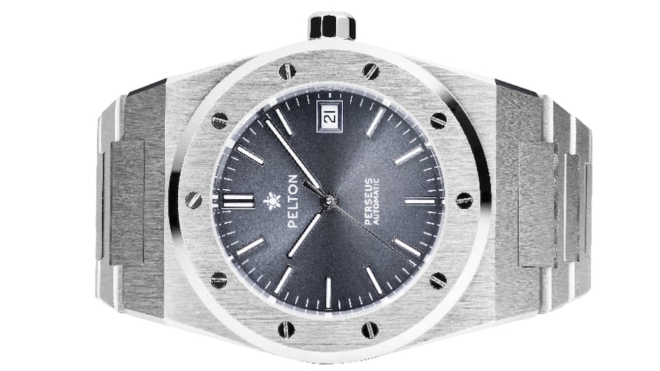 Primer plano de un reloj Pelton con una correa plateada.