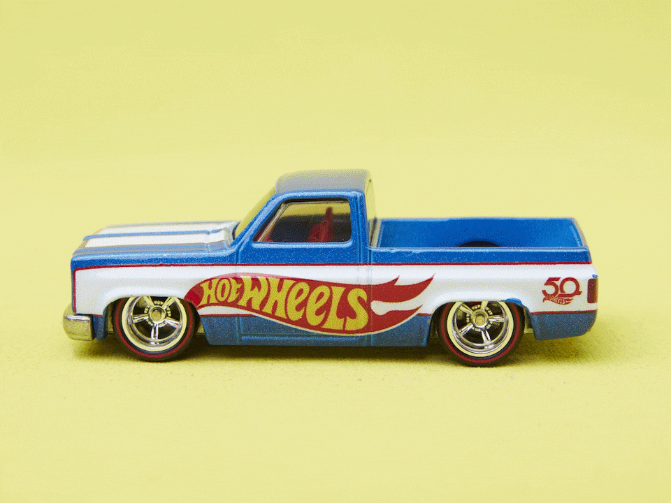 Una animación gif de la vista lateral de varios vehículos Hot Wheels diferentes que van cambiando frente a un fondo amarillo.