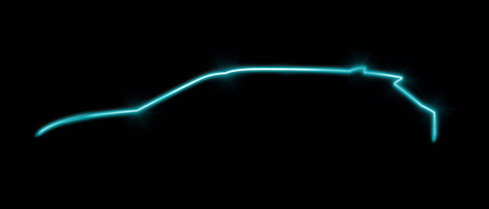 Un resplandor azul eléctrico perfila la parte superior de una Equinox EV, cuya silueta en negro asoma sobre un fondo también negro.