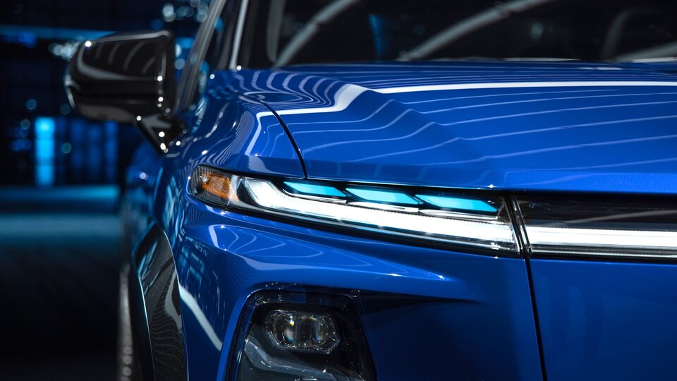 Primer plano de faro delantero de una Silverado EV azul.