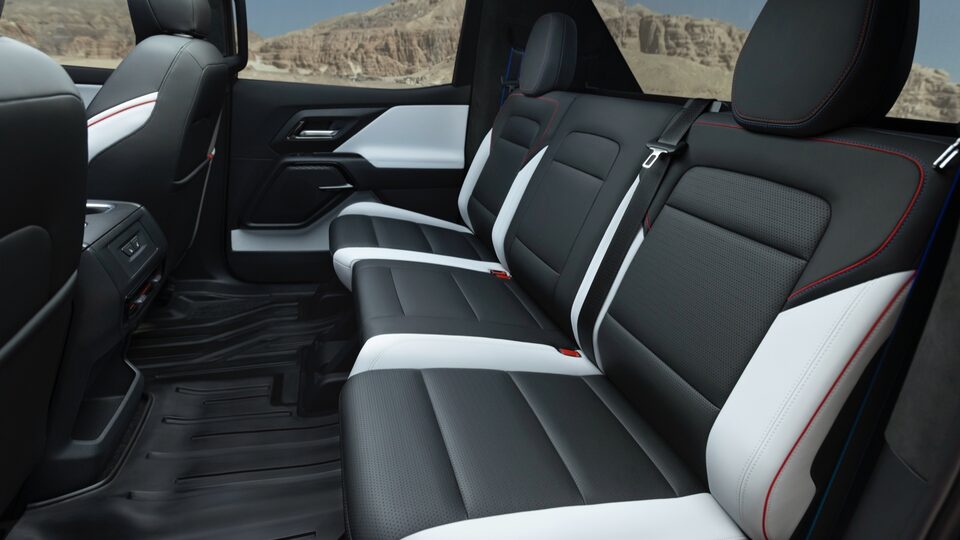 Vista de asiento trasero de una Silverado EV, tomada a través de la puerta abierta.