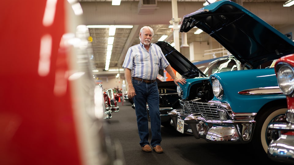Rick Trewory de pie delante del clásico Chevy Bel Air en su colección.