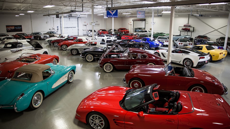 Corvettes de muchas generaciones, en muchos colores, en la colección de Ken Lingenfelter.