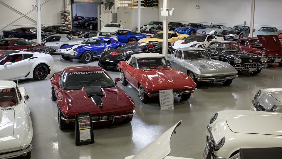 Corvettes de muchas generaciones, en muchos colores, en la colección de Ken Lingenfelter.