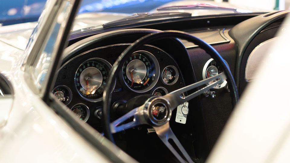 El volante y el tablero de instrumentos de un Chevy Corvette antiguo.