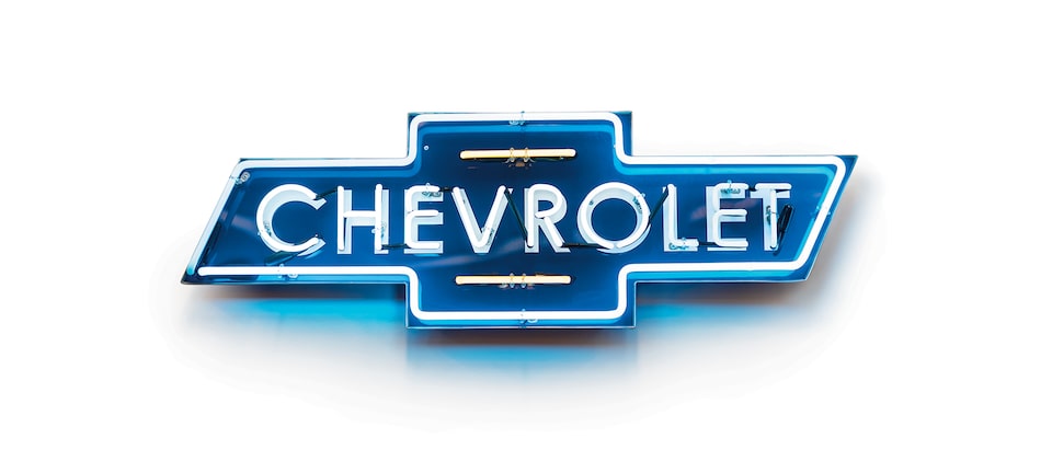 Un letrero de concesionario con el logotipo de corbatín de Chevrolet color azul neón estilo vintage.