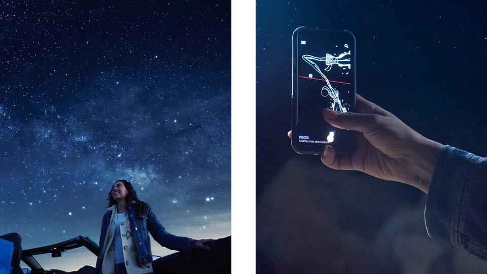 Dos fotos, una de una persona recortada contra el cielo oscuro y estrellado y la otra, de una mano sosteniendo un smartphone contra el fondo del cielo oscuro, con un mapa de estrellas en la pantalla del teléfono.