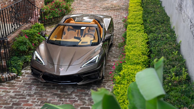 Un Corvette Convertible 2020 en Bronce Zeus Metálico en una calle de ladrillos en el Barrio Francés de Charleston, Carolina del Sur.