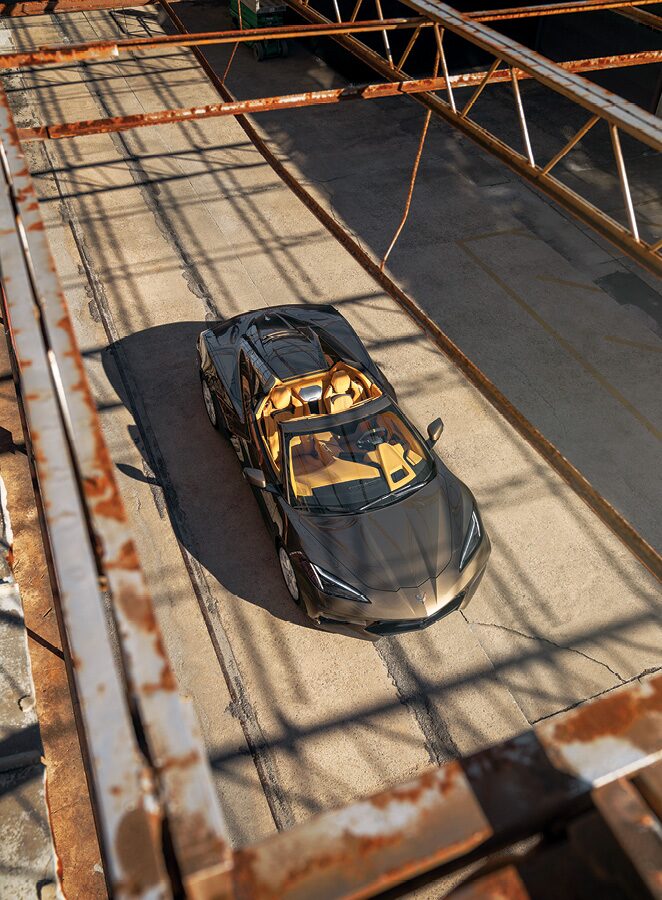 Un Corvette Convertible 2020 en Bronce Zeus Metálico en el viejo Astillero Naval de Charleston en Charleston, Carolina del Sur.