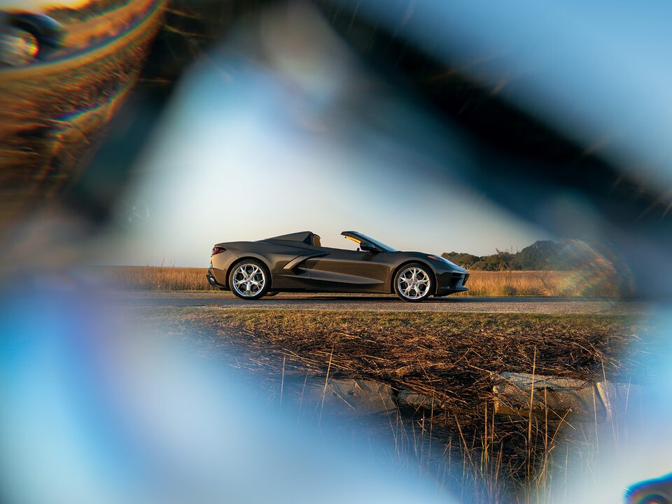 Un Corvette Convertible 2020 en Bronce Zeus Metálico por una carretera de Carolina del Sur con un filtro difuminado en los bordes de la foto.