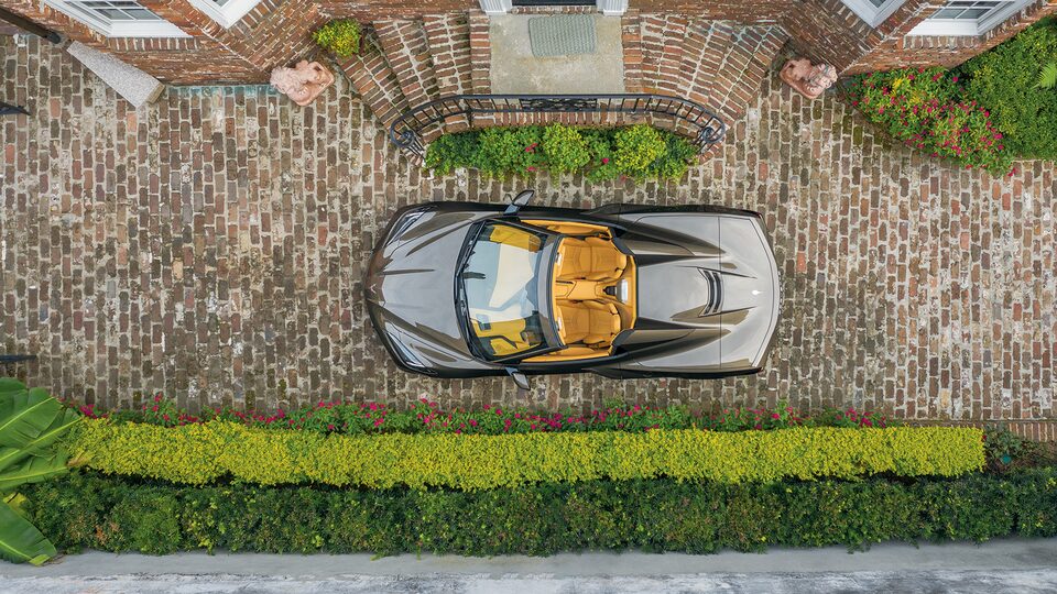 Un Corvette Convertible 2020 en Bronce Zeus Metálico visto desde arriba en una calle de ladrillos en el Barrio Francés de Charleston, Carolina del Sur.