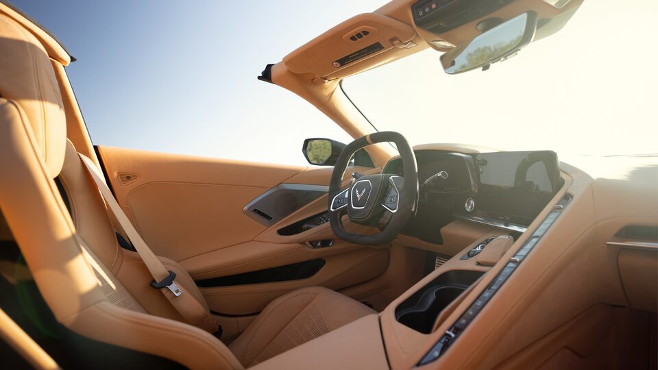 El interior forrado en piel Napa de un Corvette Convertible 2020.