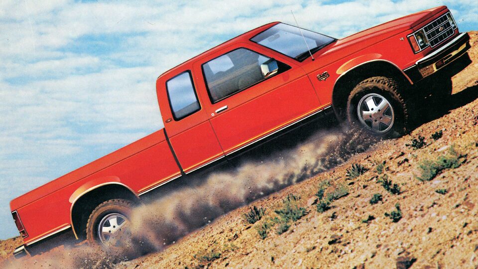 Una pickup Chevy S-10 1983 roja transita una planicie desértica en una imagen del folleto de 1983.