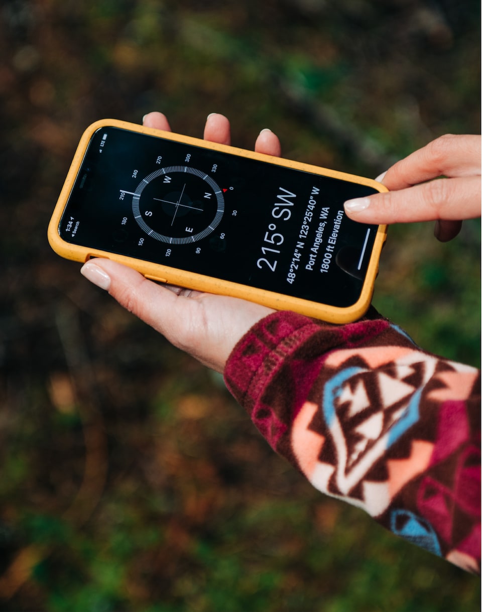 Se muestran las manos de una persona sosteniendo un smartphone en un estuche biodegradable para teléfono Pela.
