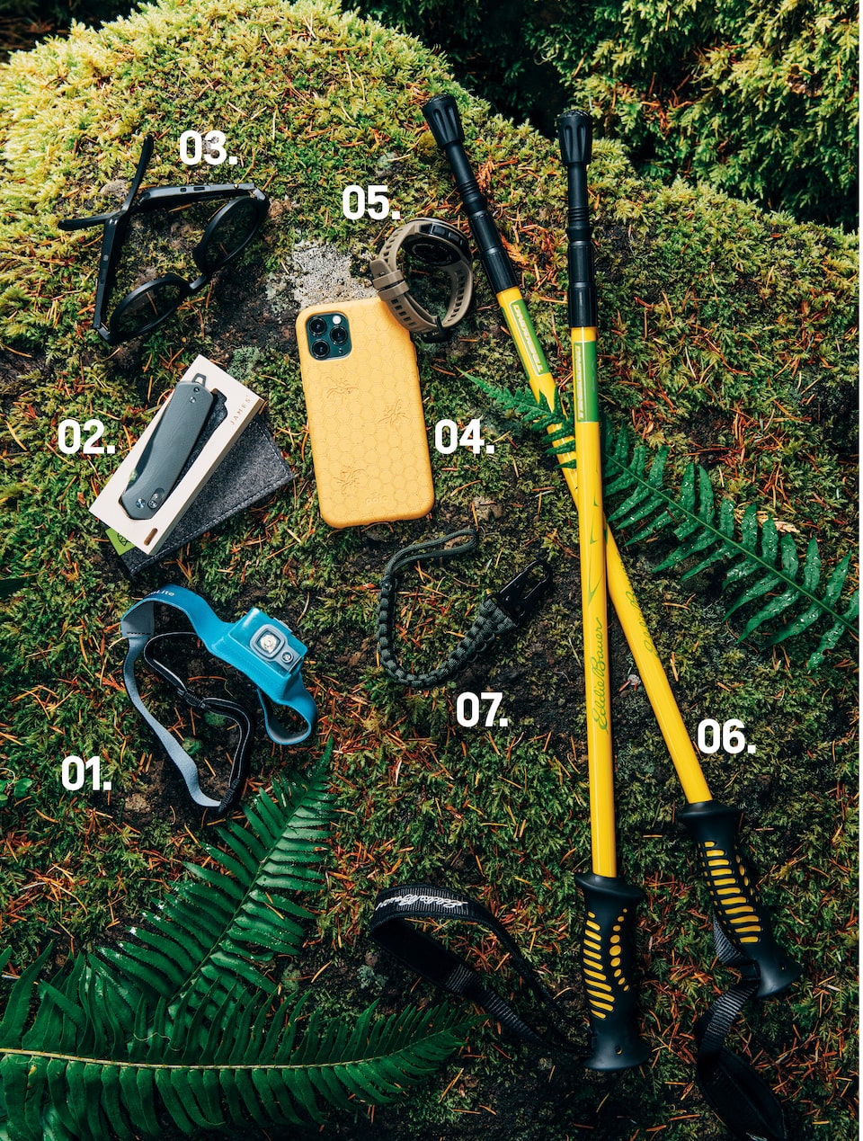 Una variedad de equipos para deportes al aire libre, que incluyen bastones de senderismo, un reloj inteligente con GPS, un faro delantero, un cuchillo plegable, gafas de sol de audio, un estuche biodegradable para teléfono y una cuerda trenzada.