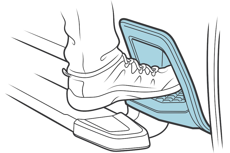 Una ilustración de un escalón auxiliar en el lateral de una camioneta pickup.