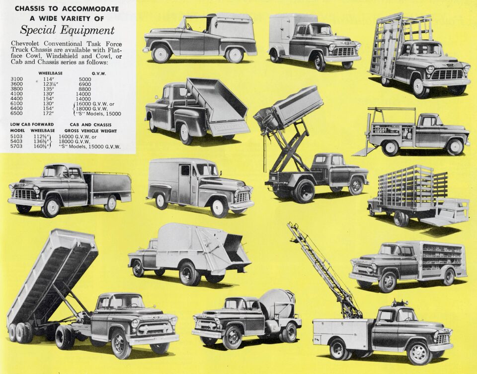 Una página de un folleto de camionetas Chevy del 1955 con ilustraciones de todas las posibles configuraciones del mercado de recambio con camioneta de cabina Task Force.