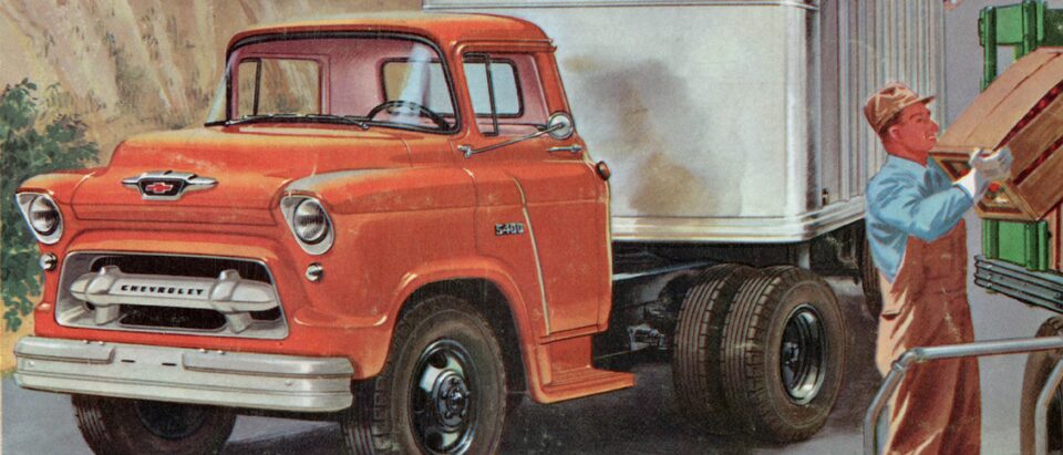 Una página de un folleto de camionetas Chevy del 1955 con una ilustración de una furgoneta y un hombre con overol y gorra descargando cajas de un carrito.