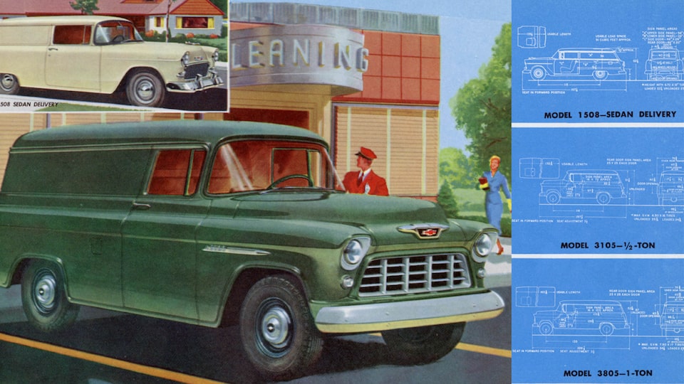 Una página de un folleto de camionetas Chevy del 1955 con una ilustración de un sedán de entregas verde en un chasis de camioneta con un recorte en la esquina del mismo vehículo en color crema.