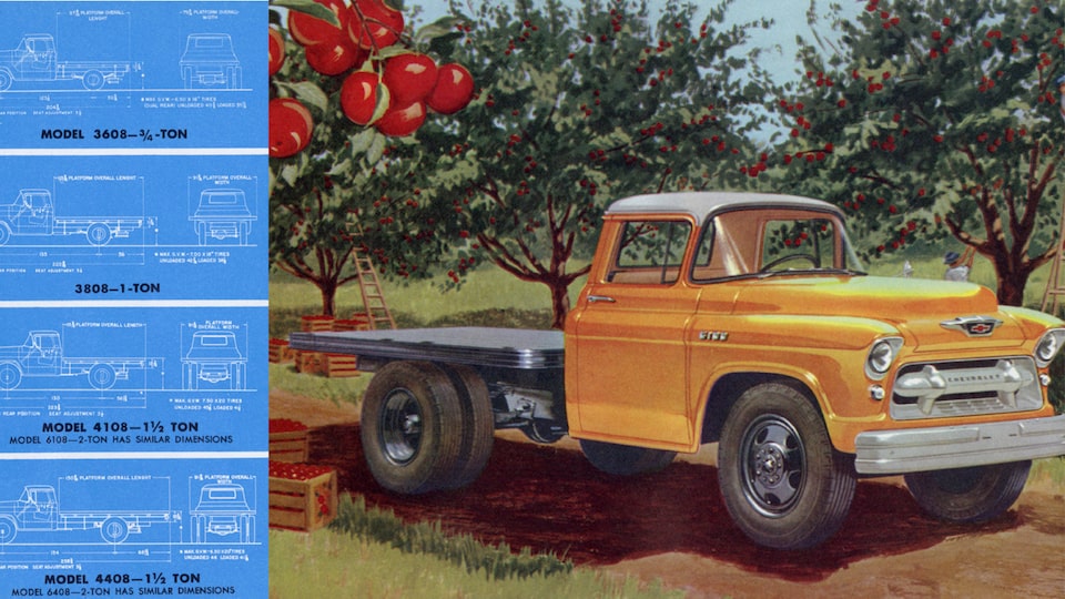 Una página de un folleto de camionetas Chevy del 1955 con una ilustración de una cabina amarilla con caja plana.