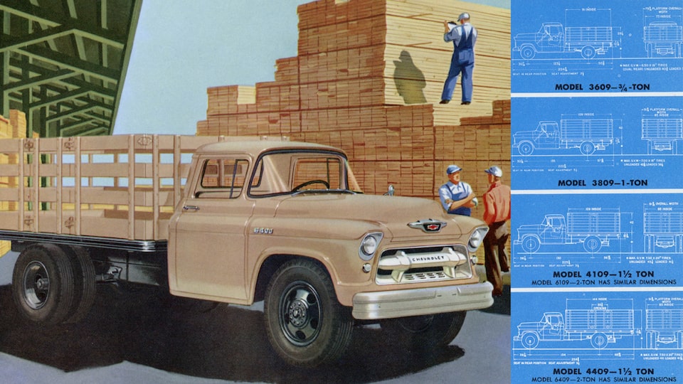 Una página de un folleto de camionetas Chevy del 1955 con una ilustración de una cabina marrón con caja plana y barandales de madera.