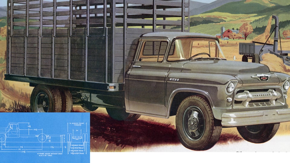 Una página de un folleto de camionetas Chevy del 1955 con una ilustración de una cabina verde con caja plana y barandales de madera.