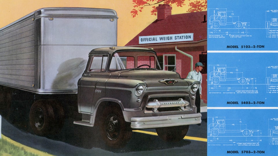 Una página de un folleto de camionetas Chevy del 1955 con una ilustración de una cabina gris llevando un remolque grande.