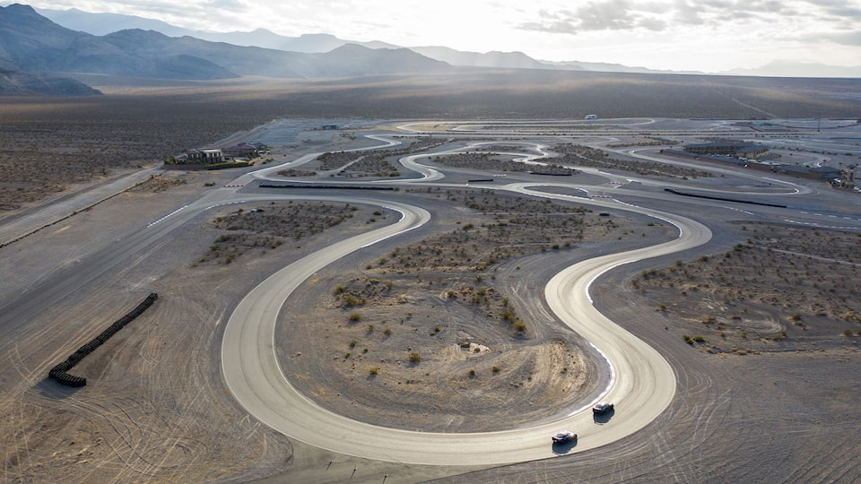 Una toma aérea de la curvilínea pista de carreras en Spring Mountain Country Club en el desierto de Nevada.