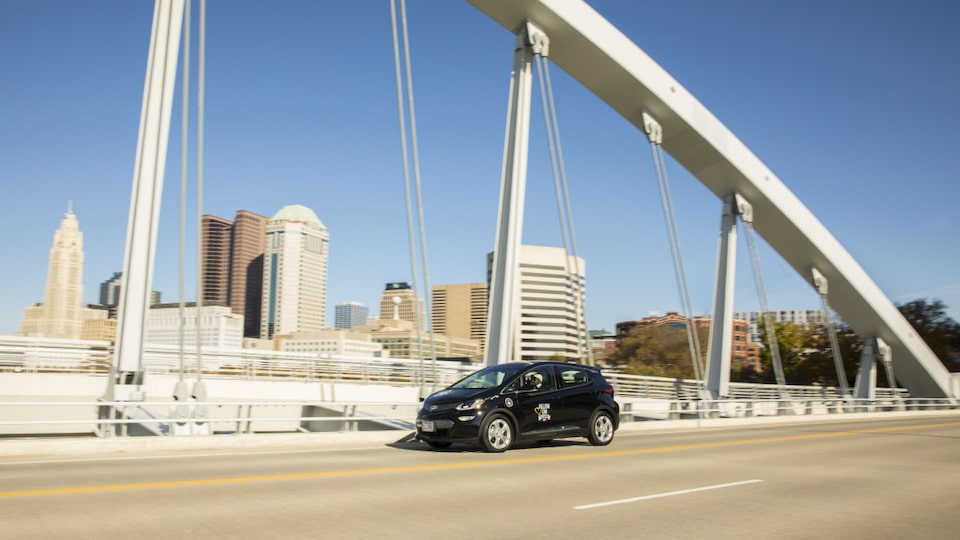 Un taxi Bolt EV cruzando un puente.