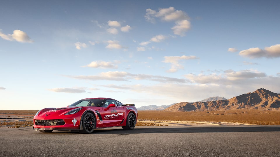 Un Corvette estacionado cerca de la pista en el desierto, en la Ron Fellows Performance Driving School.