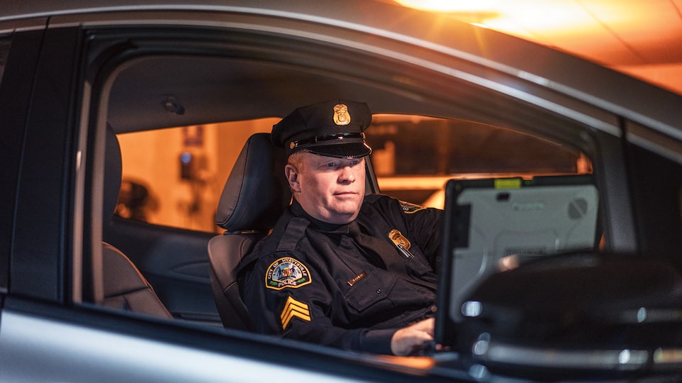 El sargento Richard Hartnett al volante del Chevrolet Bolt EV patrulla del departamento.