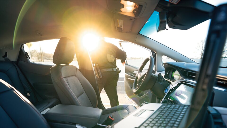 El interior del Bolt EV del departamento de policía de Hyattsville, Maryland.