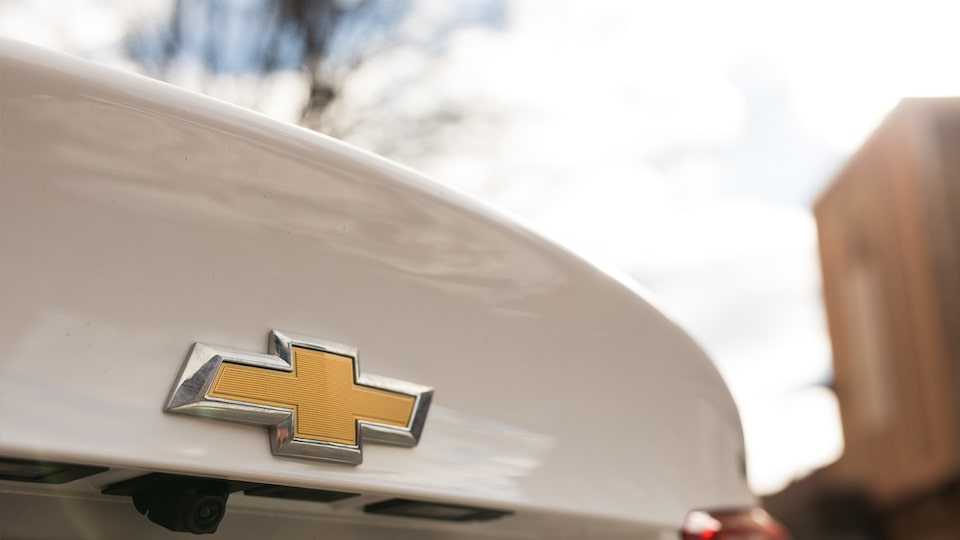 Close-up shot of the Chevrolet bow tie on the Malibu's trunk.
