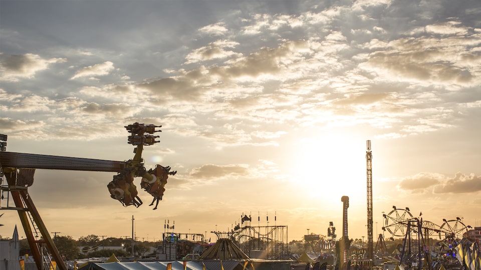 Atracciones del parque estatal volando hacia el cielo con la puesta del sol.