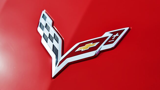 Primer plano del emblema de Corvette.