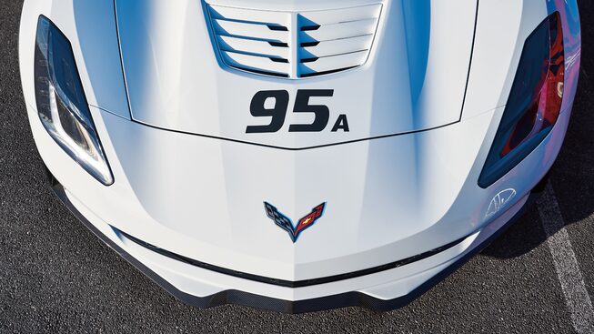 EL cofre de un Corvette blanco.