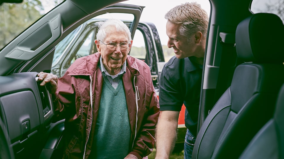 Eric Stanczak y Paul Hitch observan el interior de una Chevy Silverado Centennial Edition.
