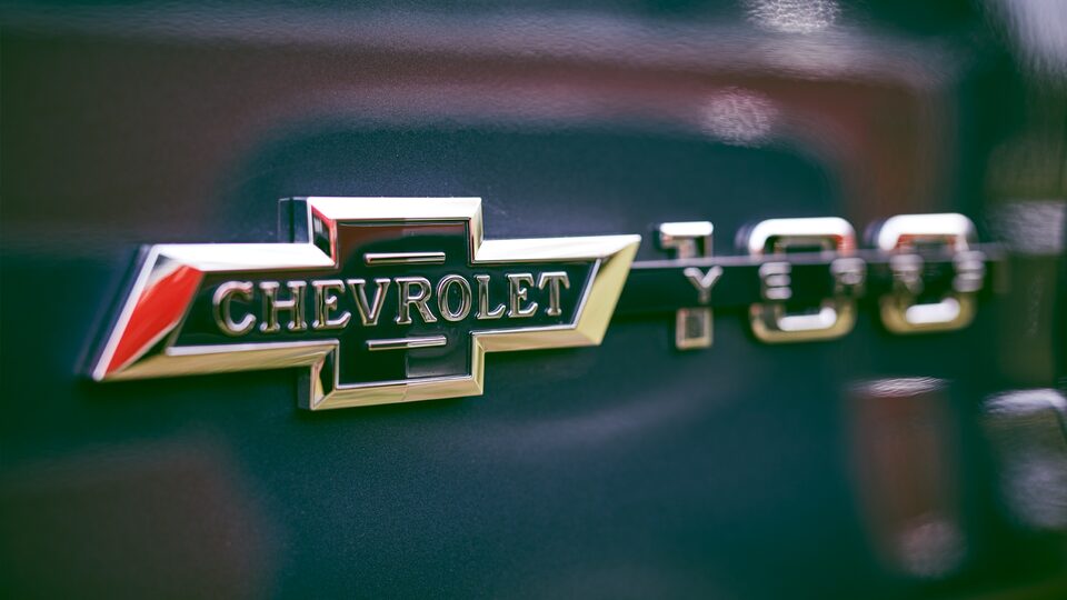 Foto en primer plano del emblema de una Chevy Silverado Centennial Edition.