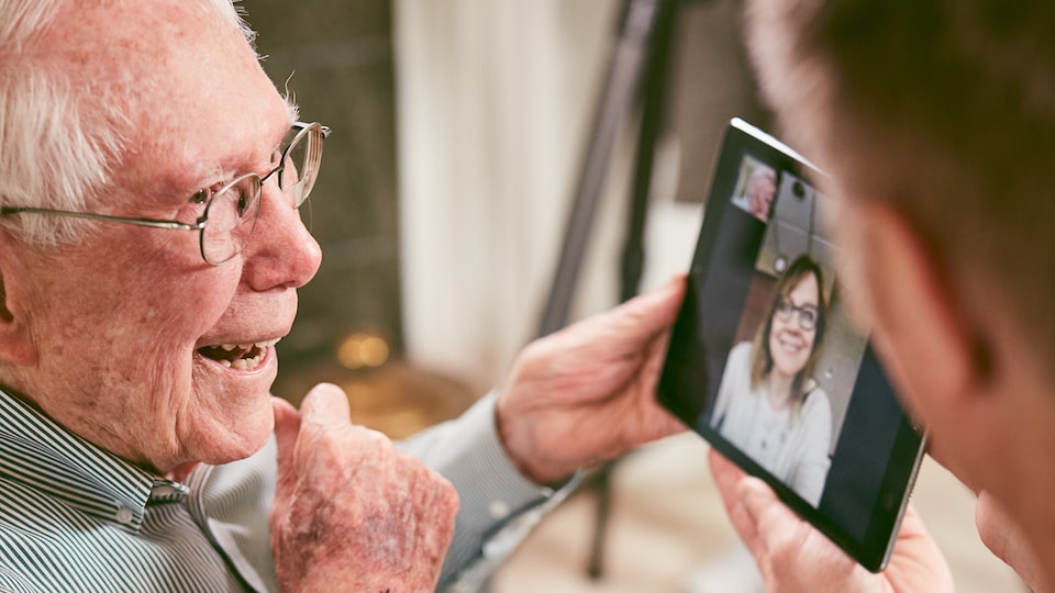 Paul Hitch atiende una videollamada de la directora ejecutiva de General Motors, Mary Barra, desde una tablet.