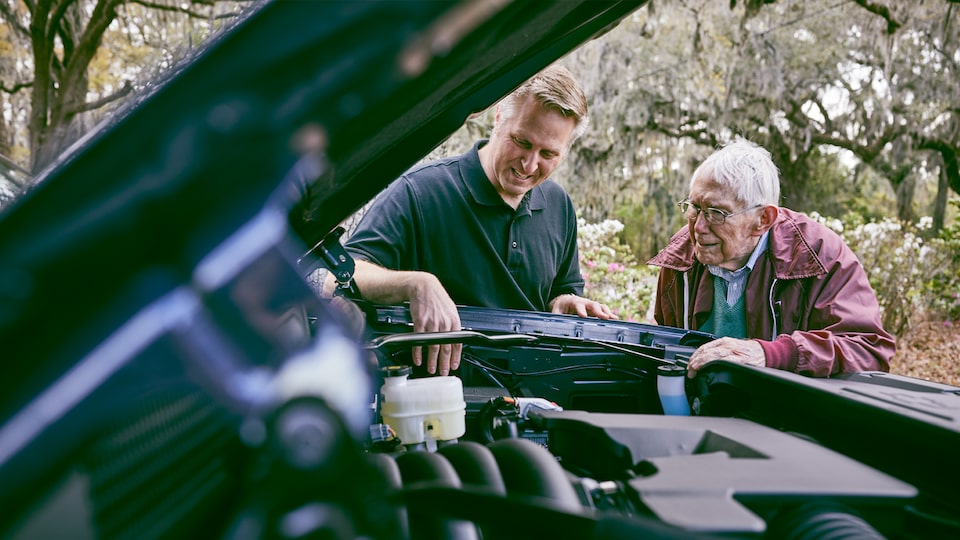 Eric Stanczak y Paul Hitch observan el motor de una Chevy Silverado Centennial Edition.
